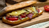 Philly cheesesteak, vino local y música: un fin de semana en Liberi entre el gusto y el baile.