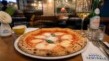 Prenotare un ristorante a Napoli: app, orari e galateo