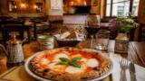 Prenotare un ristorante a Napoli: app, orari e galateo