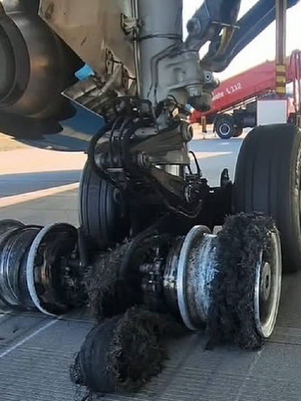 Cerchioni esposti dopo lo scoppio degli pneumatici del Boeing 787