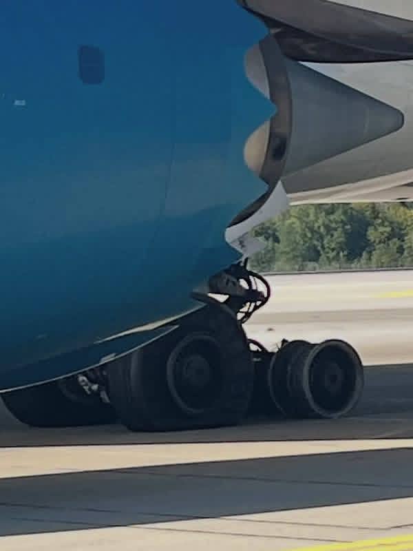 Il Boeing 787 VN-A867 visto di lato con i danni al carrello