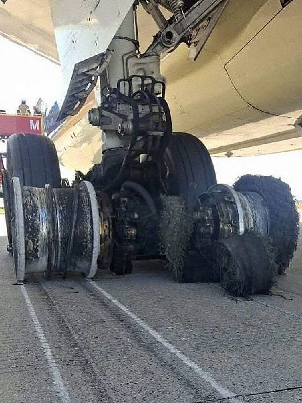 Pneumatici distrutti sul carrello principale del Boeing 787
