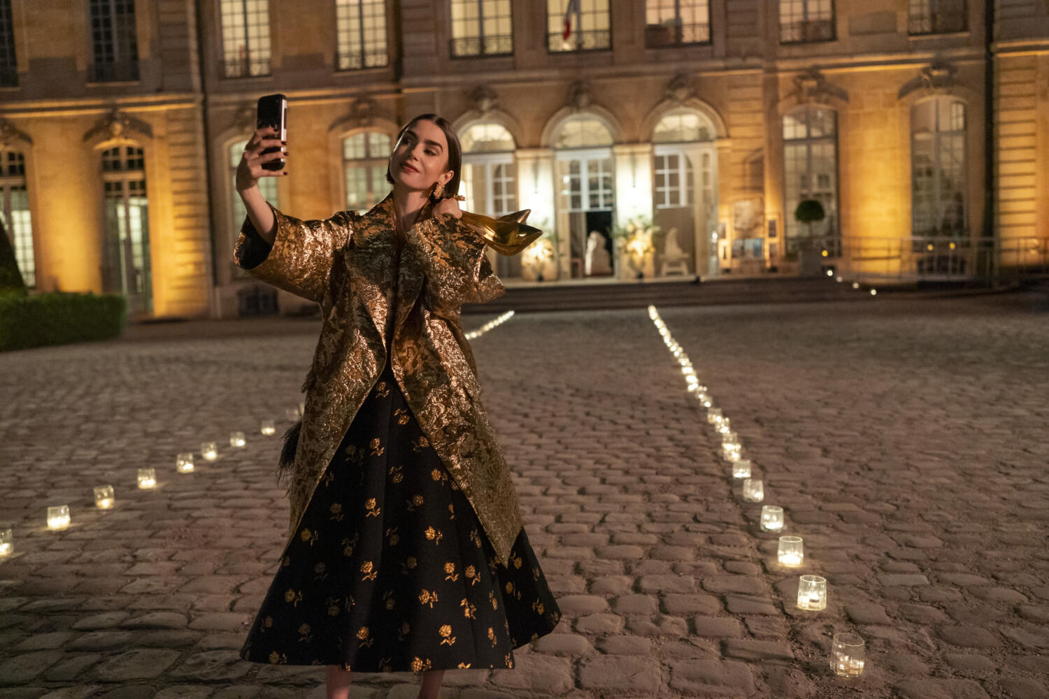 Emily in Paris 6, Emily si scatta un selfie nel cortile di un palazzo