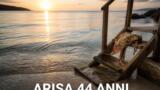 Arisa compie 44 anni e festeggia con una foto in topless al mare: la valanga di like