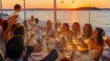 Benedetta Parodi compie 54 anni e festeggia in Sardegna: cena in spiaggia con Caressa e tutta la famiglia