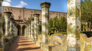 Complesso di Santa Chiara: il chiostro maiolicato e il convento