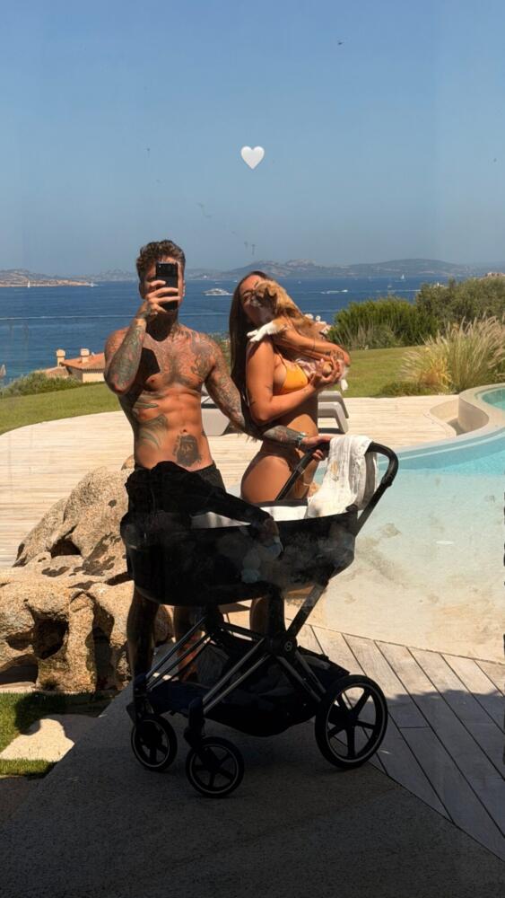 Fedez, Giulia Honegger e il piccolo Edoardo Lupo in Sardegna