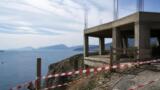 Forio d’Ischia, sequestrato un cantiere abusivo sulla scogliera