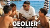 Geolier in spiaggia rifiuta il selfie ai bambini e li invita sul lettino: «Venite, chiacchieriamo»