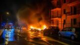 Incendio a Torre del Greco: 35 persone evacuate, rogo divampa in via Lamaria