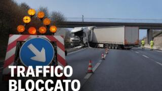 Incidente tra due tir sul raccordo Salerno-Avellino, carreggiata bloccata per ore