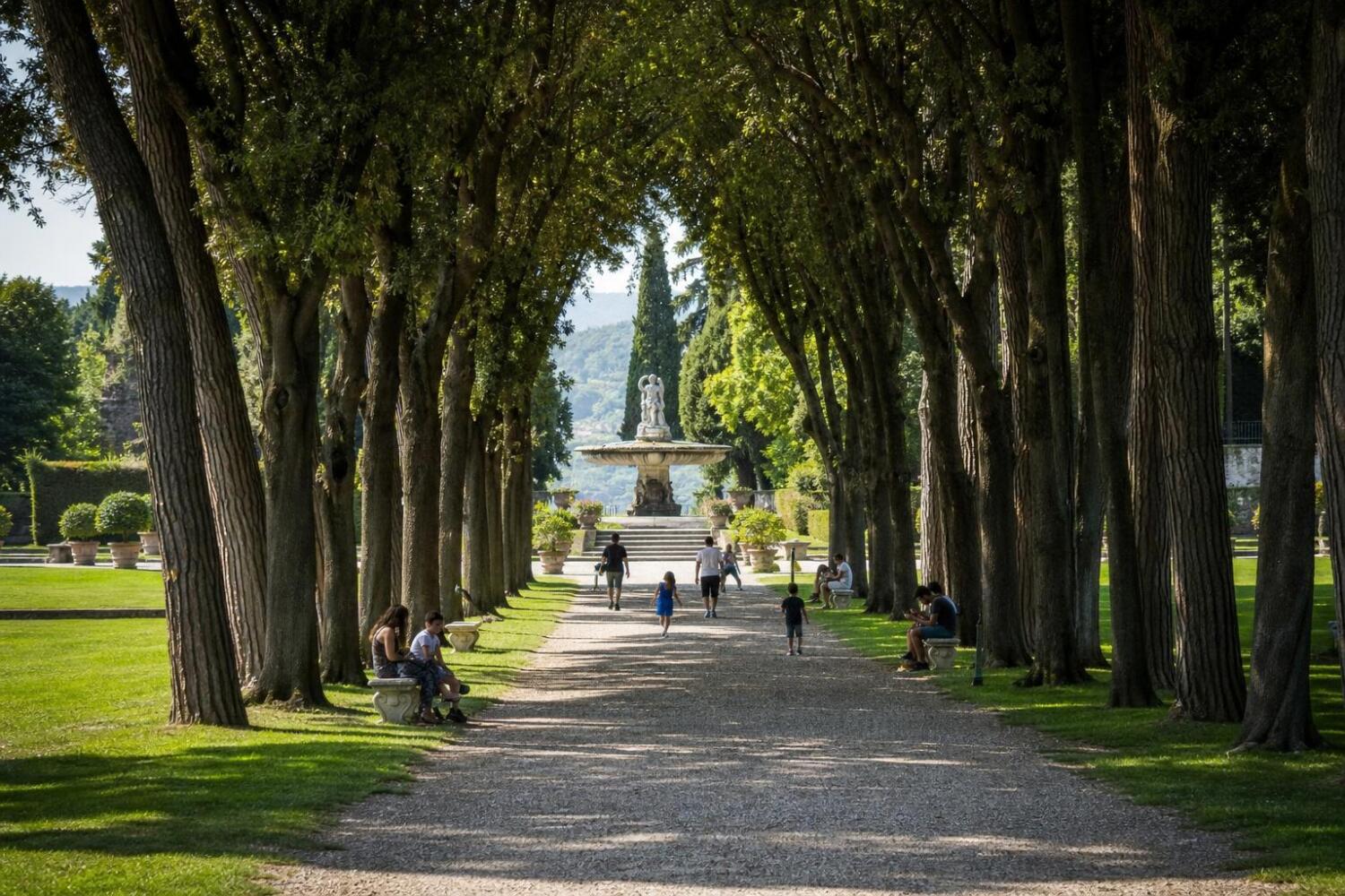 Viale alberato di un giardino monumentale a Caserta