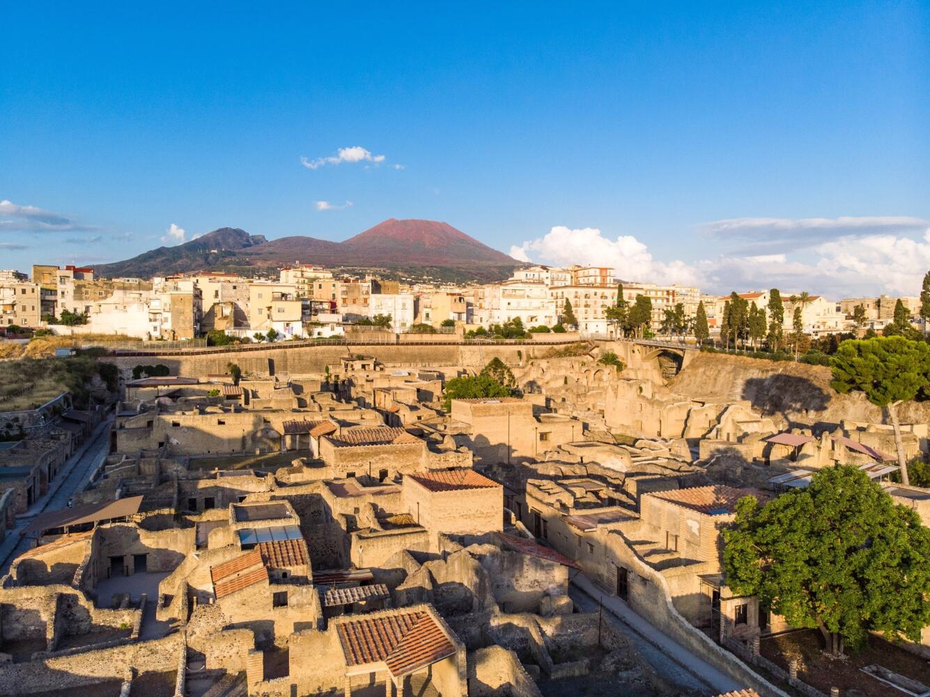 Gli scavi archeologici di Ercolano con il Vesuvio sullo sfondo