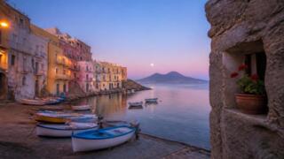 Marechiaro e la fenestrella: storia della canzone e del luogo