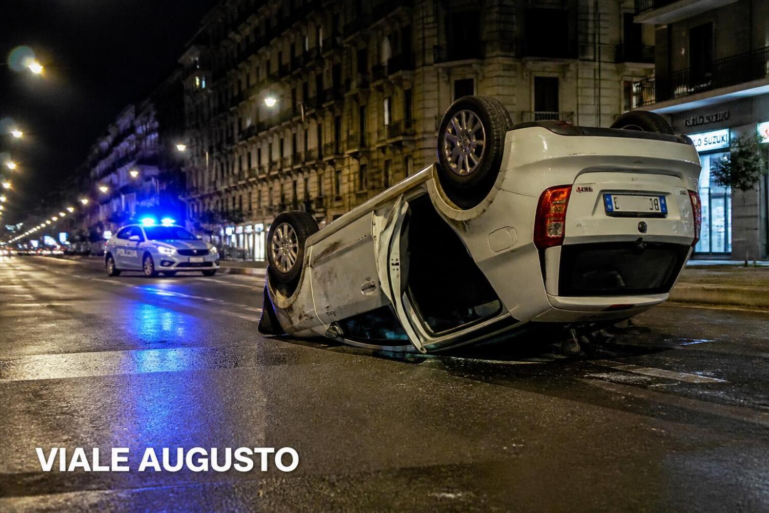 Napoli, incidente a Fuorigrotta: taxi si ribalta in viale Augusto, ferito il conducente