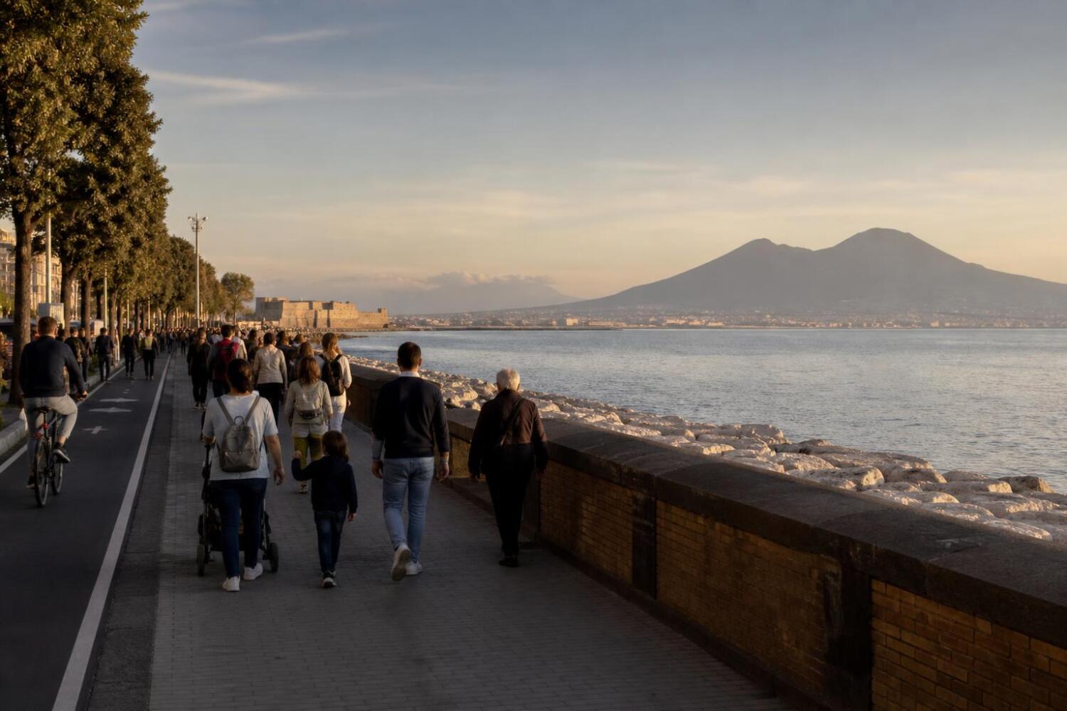 Passeggiata sul lungomare di Napoli con famiglie