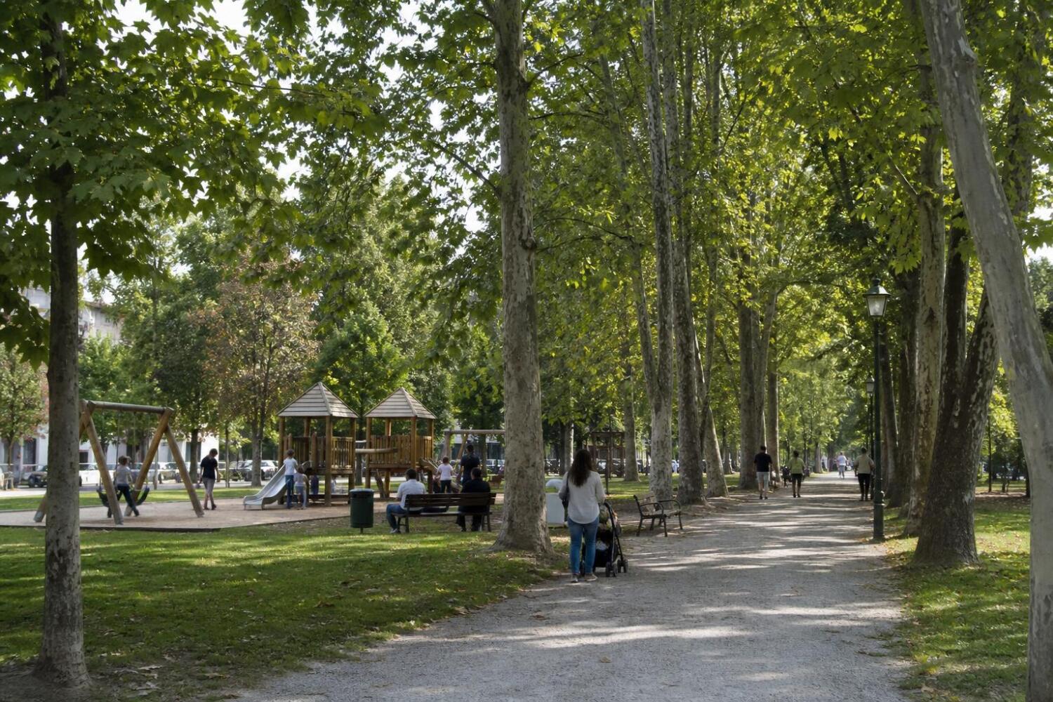 Area giochi in un parco urbano di Napoli