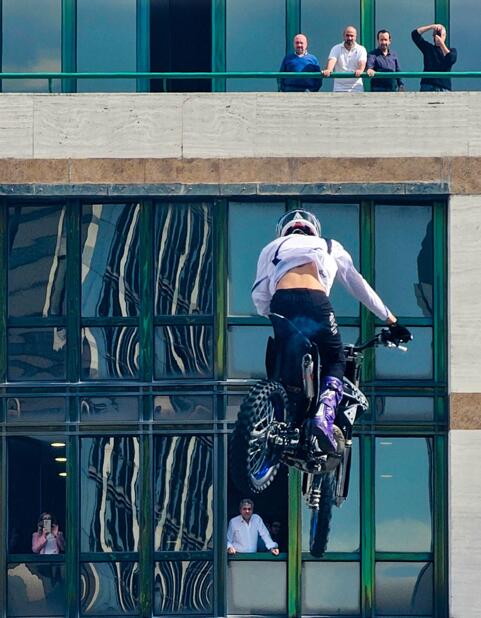Overdrive Festival al Centro Direzionale di Napoli: esibizione acrobatica tra i grattacieli
