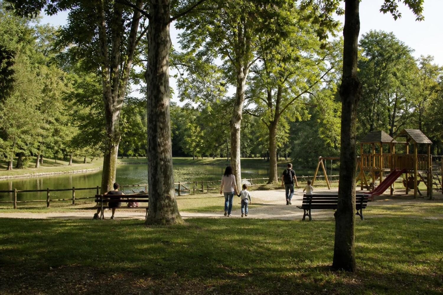 Parco urbano con laghetto e giochi per bambini a Salerno