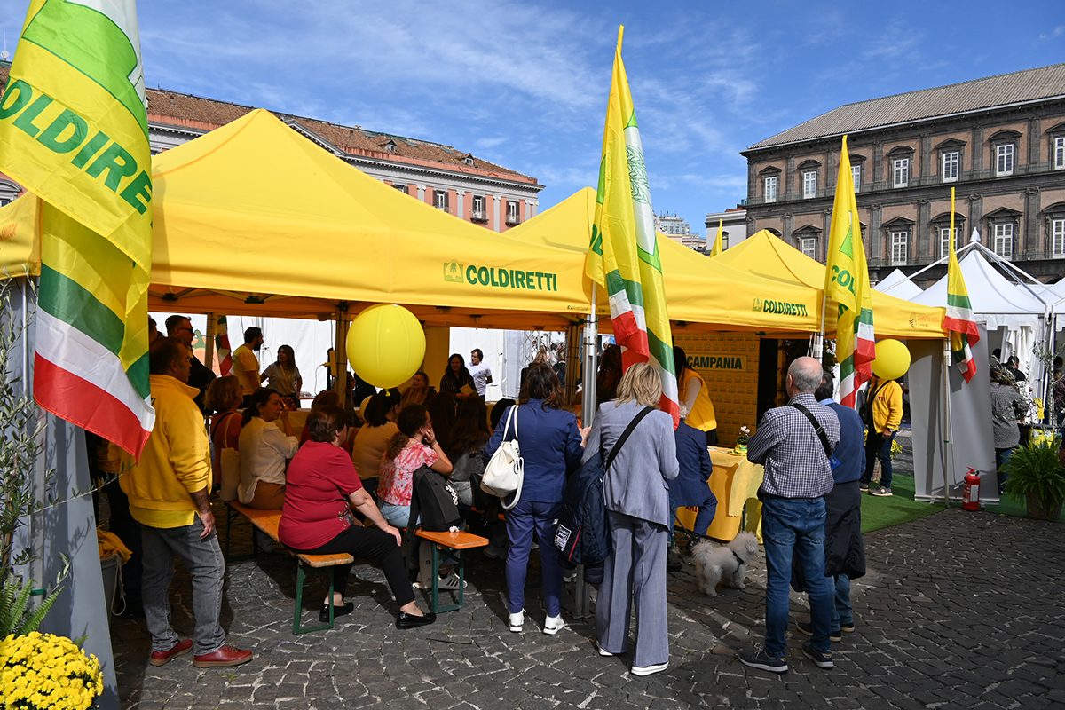 Gli stand Coldiretti in piazza del Plebiscito
