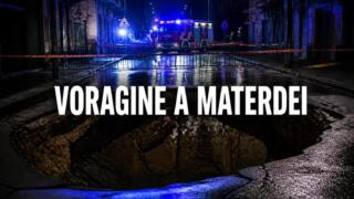 Napoli, voragine a Materdei: cede la strada in vico della Neve, auto inghiottita