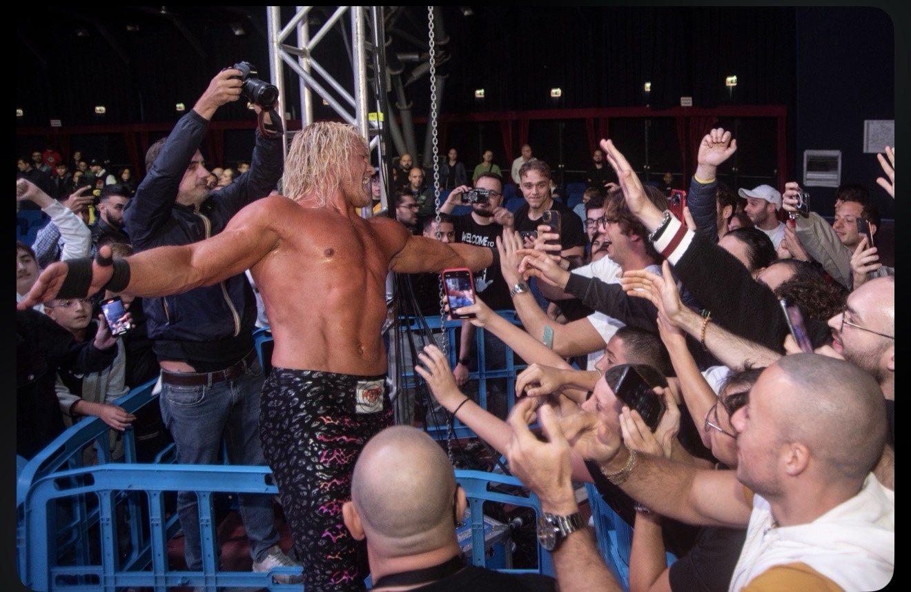 Wrestler NWE tra il pubblico durante uno spettacolo